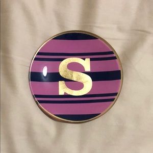 Decorative plate, letter initial s